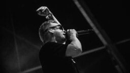 Rap-artisti Redrama yllättää: vierailee kotimaisen metallibändin uudella singlellä